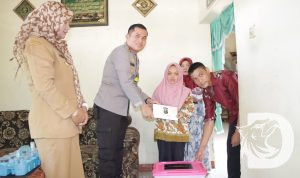 Kapolres Nganjuk AKBP Muhammad saat memberikan bantuan ke keluarga balita yang alami penyumbatan jantung
