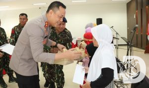 Kapolres Gresik AKBP Adhitya Panji Anom saat berbagi di HUT Brimob ke-78