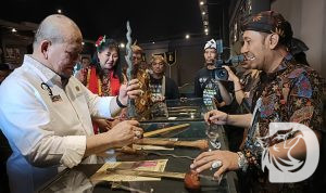 Ketua DPD RI, H. AA La Nyalla Mattalitti melihat pameran Keris Pusaka Tosan Aji