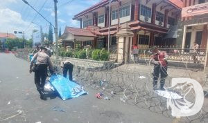 Satsamapta Polres Situbondo bersihkan sampah usai unjuk rasa mahasiswa