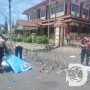 Polisi Peduli Lingkungan Bersihkan Sampah Usai Unras di Kantor DPRD Situbondo