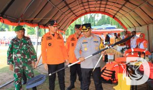 Kapolres Tuban AKBP Suryono saat cek peralatan penanggulangan bencana alam