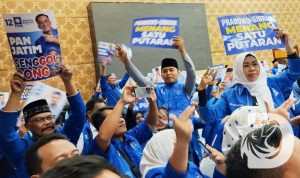 Ratusan Kader PAN Jawa Timur melakukan Joget Gemoy sebagai bentuk mendukung Prabowo-Gibran