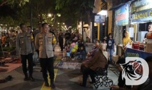 Kapolres Gresik AKBP Adhitya Panji Anom saat patroli malam tahun baru