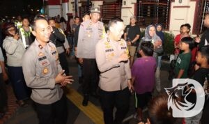 Kapolres Gresik AKBP Adhitya Panji Anom didampingi Wakapolres Kompol Erika Purwana Putra saat pengamanan tahun baru