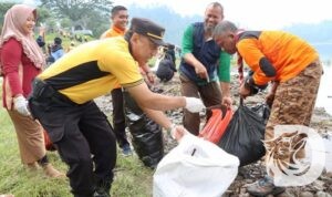 Polres Ponorogo bersama TNI dan relawan bersihkan sampah di Telaga Ngebel