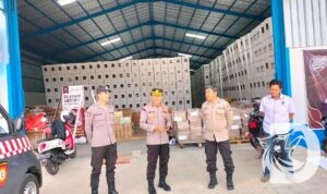 Anggota Polres Tulungagung giat pengamanan gudang KPU dan proses pelipatan surat suara Pemilu 2024
