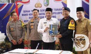 Dansat Brimob Polda Jatim Kombespol Suryo Sudarmadi terima hibah tanah dari Pemkab Sampang