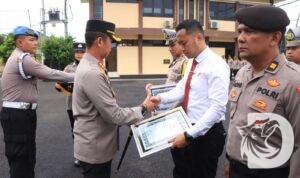 Kapolres Bojonegoro AKBP Mario Prahatinto beri penghargaan anggota berprestasi