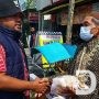 Satreskrim Polres Bojonegoro Bagi Makanan ke Masyarakat