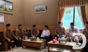 Wakapolres Gresik Kompol Anindhito Kuncoro Putro didampingi PJU Polres Gresik