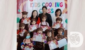 Marcomm Manager dari Whiz Luxe Hotel Spazio Surabaya bersama guru dan anak-anak peserta Kids Cooking Class