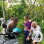 Patroli Satsamapta Polres Nganjuk Selamatkan Pemotor Kejatuhan Cabang Pohon