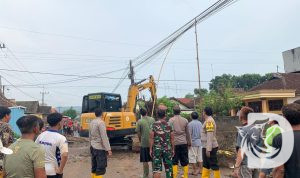 TNI Polri bersama warga bersihkan luapan lumpur