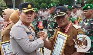 Kapolres Nganjuk AKBP Muhammad beri penghargaan Camat Wilangan