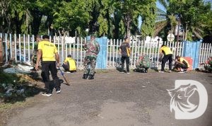 Polres Nganjuk dan Kodim 0810 Nganjuk bersihkan rumah ibadah bersama