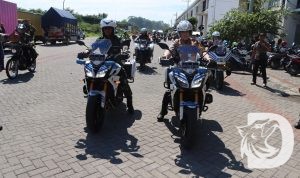 Kapolres Gresik AKBP Adhitya Panji Anom bersama Kasdim 0817 Mayor Inf Sugeng Riyadi Keliling Naik Motor
