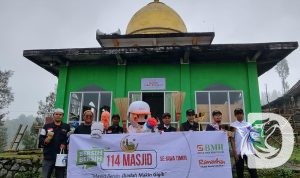 Laznas BMH saat bersih-bersih Masjid