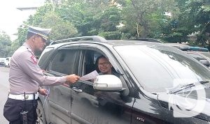 Satlantas Polres Tanjung Perak bagi brosur himbauan Kamseltibcarlantas