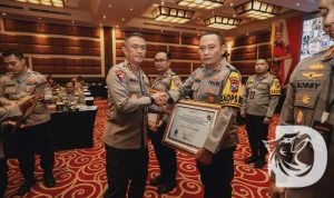 Kapolres Bondowoso AKBP Lintar Mahardhono terima penghargaan dari Kapolda Jatim Irjen Pol Drs. Imam Sugianto