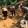 Polisi Bersama TNI Bantu Warga Terdampak Tanah Longsor