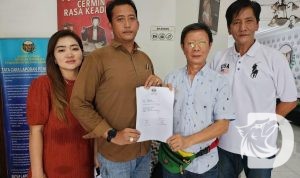 Pengusaha Bali Hie Khie Sin bersama Kuasa Hukum Indra Triantoro dan tim