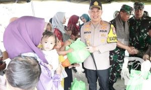 Kapolres Gresik AKBP Adhitya Panji Anom bersama warga terdampak bencana