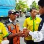 Satreskrim Polres Bojonegoro Bagikan Nasi Kotak ke Masyarakat