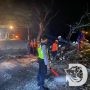 Polsek Prajekan Tangani Pohon Tumbang Tutup Akses Jalan