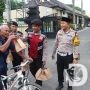 Polres Nganjuk Bagikan Takjil ke Pengguna Jalan di Awal Puasa