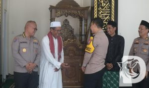 Kapolres Gresik AKBP Adhitya Panji Anom bersama KH. Abu Naim dan anggota