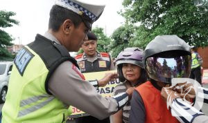Satlantas Polres Ponorogo beri pengendara motor helm gratis