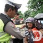 Satlantas Polres Ponorogo Beri Helm ke Pengendara di Operasi Keselamatan Semeru 2024