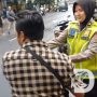 Satlantas Polres Tanjung Perak Berbagi Takjil Raih Berkah Ramadhan