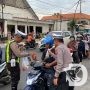 Satlantas Polres Bojonegoro Borong Jualan UMKM untuk Dibagikan ke Warga