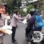 Satlantas Polres Bondowoso Berbagi Takjil dan Edukasi Pengendara Tertib Lalu Lintas