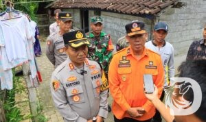 Kapolres Tuban AKBP Suryono bersama BPBD sambangi korban gempa