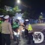 Satlantas Polres Bojonegoro Patroli Sahur, Bagi Nasi Kotak ke Warga