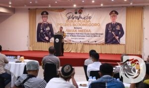 Kapolres Bojonegoro AKBP Mario Prahatinto buka puasa bareng media