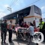 Polres Mojokerto Kota Beri Pertolongan Pemudik Pingsan di Bus
