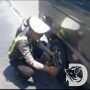 Petugas Posyan Pujahito Nganjuk Bantu Mobil Alami Pecah Ban
