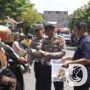 Satlantas Polres Gresik Berbagi Makanan ke Pengendara di Jum’at Berkah