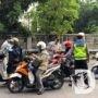 Satlantas Polres Gresik Gelar Kampanye Simpatik Keselamatan dan Berbagi Coklat