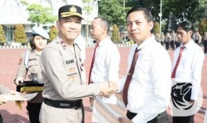 Wakapolres Gresik Kompol Danu Anindhita Kuncoro Putro beri penghargaan anggota