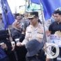 Kapolres Situbondo di Aksi Damai Buruh Bagikan Air Minum