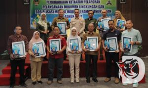 Perhutani KPH Lawu Ds terima penghargaan dari DLH