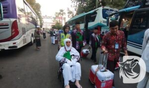 Polwan Polres Bojonegoro bantu jamaah calon haji