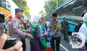 Kapolres Bojonegoro AKBP Mario Prahatinto bantu Jamaah Calon Haji