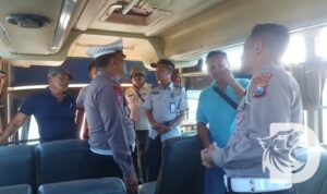 Satlantas Polres Tanjung Perak Rampcheck di Garasi Bus
