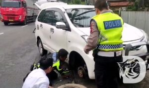Satlantas Polres Lumajang bantu gantikan ban mobilnya yang bocor